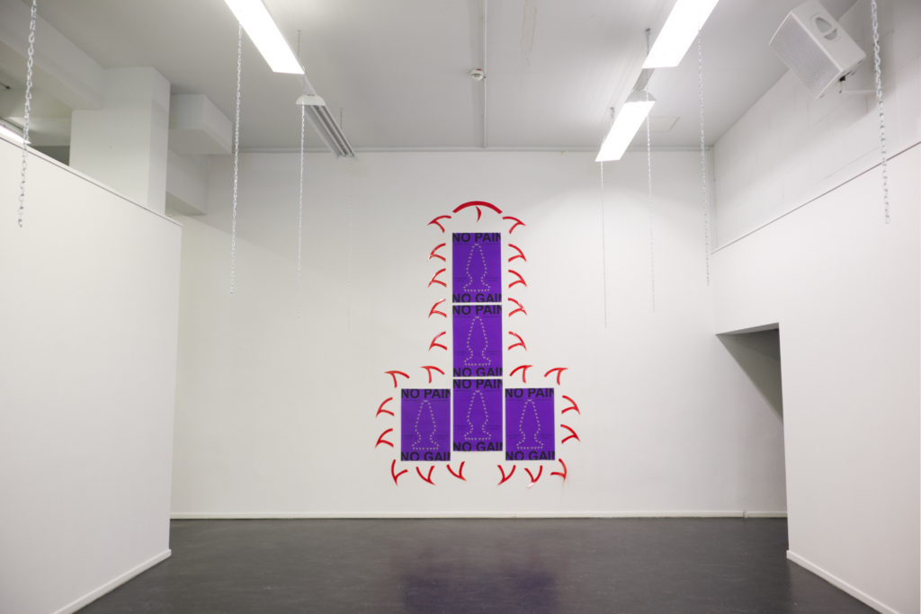 in dieser Raumansicht sieht man das Kunstwerk "PAINGAINER.biz" von Mimi Kohler und Patrick Alan Banfield